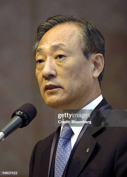 Hana Bank CEO & President Kim Seung-Yu speaks during the 2nd Symposium on Korea-China Economic Cooperation in Seoul Tuesday, April 27, 2004.