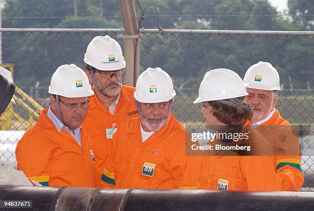 Luiz Inacio Lula da Silva, Brazil's president, center, inaugurates the Catu natural gas pipeline surrounded by, from left to right, Gedel Vieira,...