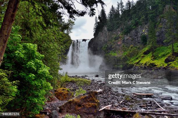 snoqualmie falls and river - río snoqualmie fotografías e imágenes de stock