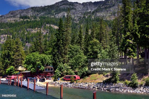 pulling into the dock at stehekin - nördliches kaskadengebirge stock-fotos und bilder
