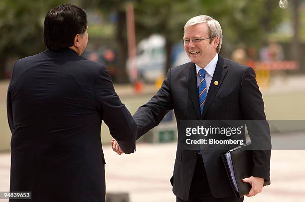 Kevin Rudd, Australia?s prime minister, right, greets Alan Garcia, Peru?s president, at the Asia-Pacific Economic Cooperation meeting in Lima, Peru,...