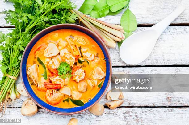 thai food, river prawn spicy soup on wooden table - mauritius papeda stockfoto's en -beelden