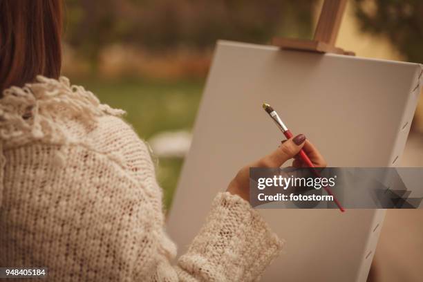 busca de inspiración - lienzo de artista fotografías e imágenes de stock