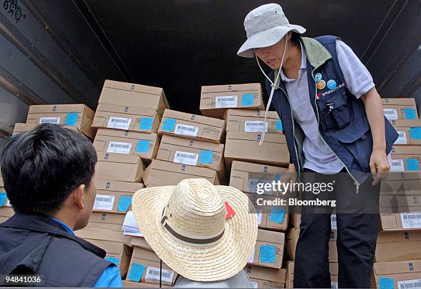Labor union members check a truck for U.S. Beef prior to the lifting of a ban against imports of U.S. Beef in Yongin, South Korea, on Thursday, June...