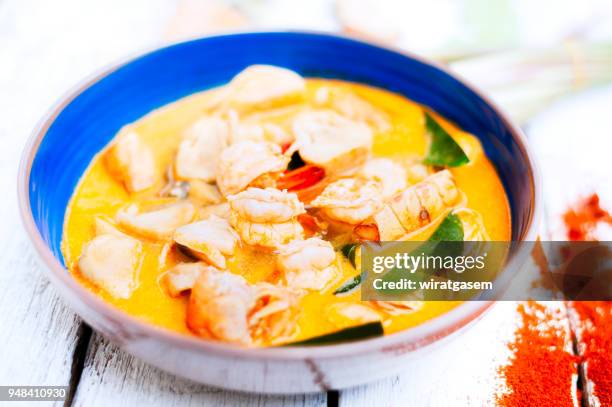 thai food, river prawn spicy soup on wooden table - mauritius papeda stockfoto's en -beelden