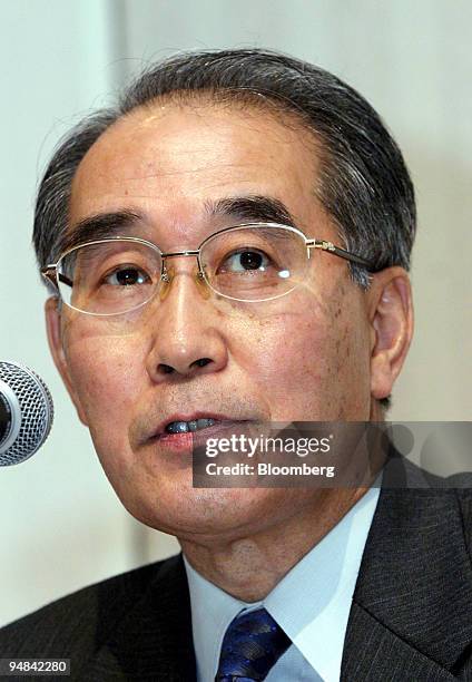 Mitsubishi Fuso Truck & Bus Corp.'s new chairman Michio Hori, left, speaks to reporters at a news conference in Tokyo Wednesday, April 21, 2004....