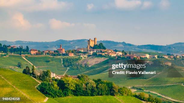 serralunga d'alba in de langhe, een heuvelachtig gebied grotendeels afhankelijk van de teelt van wijnstokken en goed-gekend voor de productie van barolo wijn. provincie van cuneo, piemonte, italië - piedmont italy stockfoto's en -beelden