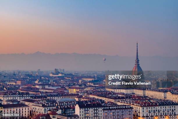 sonnenuntergang über turin mit der mole antonelliana im hintergrund. italien - mole antonelliana stock-fotos und bilder