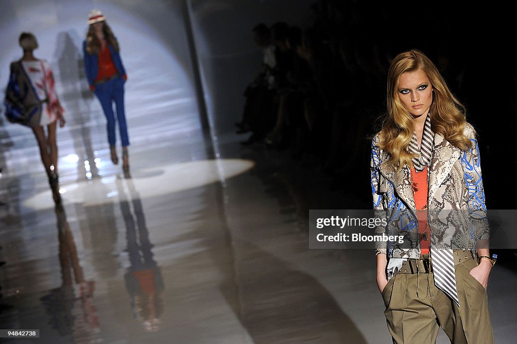 outfits from the Gucci 2009 women's... News Photo - Getty Images