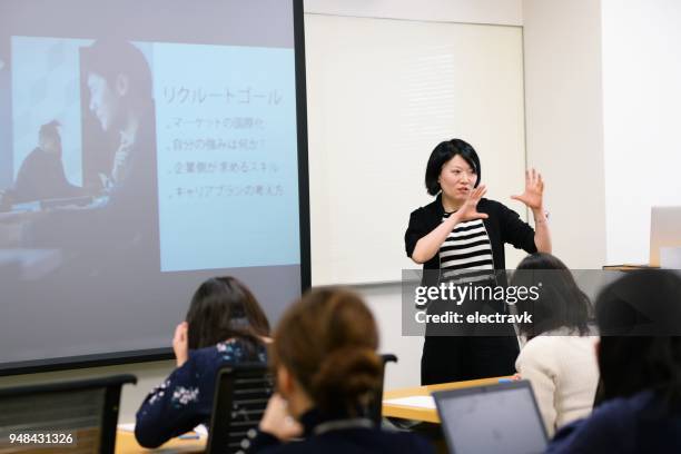 ギブプレゼンテーションのビジネスウーマン - セミナー　日本人 ストックフォトと画像