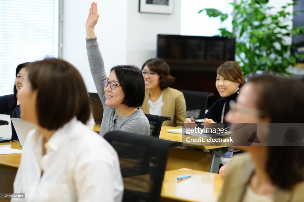 Mujeres profesionales en seminario