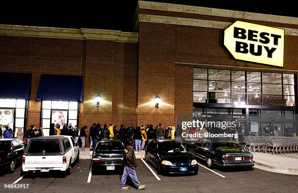 Shoppers wait outside a Best Buy store in Atlanta, Georgia for a 5AM opening, Friday, November 25, 2005.