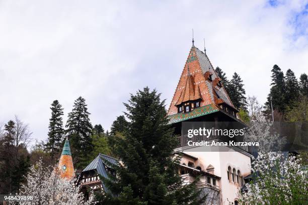 pelisor castle is a castle in sinaia, romania, part of the same complex as the larger castle of peles. - sinaia stockfoto's en -beelden