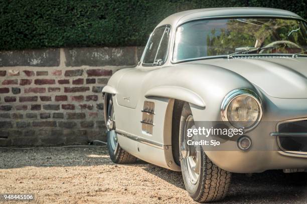 mercedes-benz 300sl gullwing oldtimer - mercedes benz 300sl gullwing stock-fotos und bilder