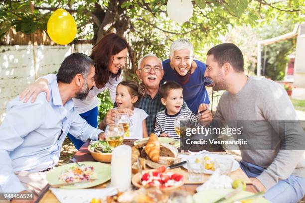 déjeuner avec des gens plus chers - famille pâques photos et images de collection
