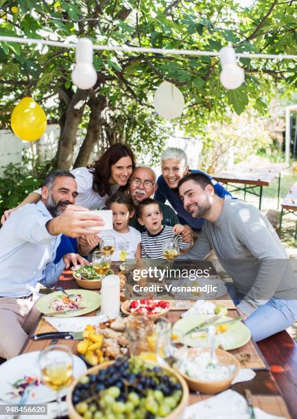 déjeuner avec des gens plus chers - famille pâques photos et images de collection