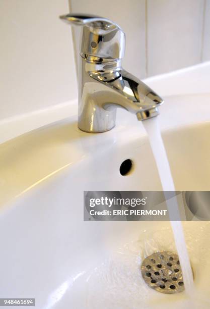 Photo réalisée le 19 novembre 2008 à Paris de l'eau d'un robinet coulant dans un évier. Paris va remunicipaliser le service de distribution d'eau...
