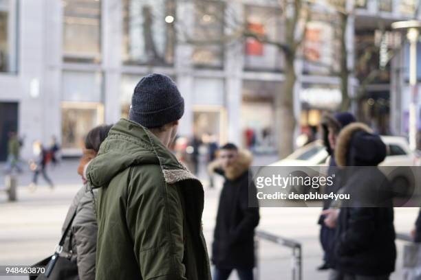 voetgangers in de winkelstraat van hamburg city, duitsland - jahreszeit stockfoto's en -beelden