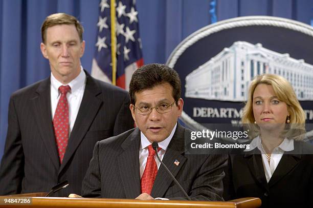 Attorney General Alberto R. Gonzalez, center, speaks during a news conference announcing the indictment of Jose Padilla at the Department of Justice...