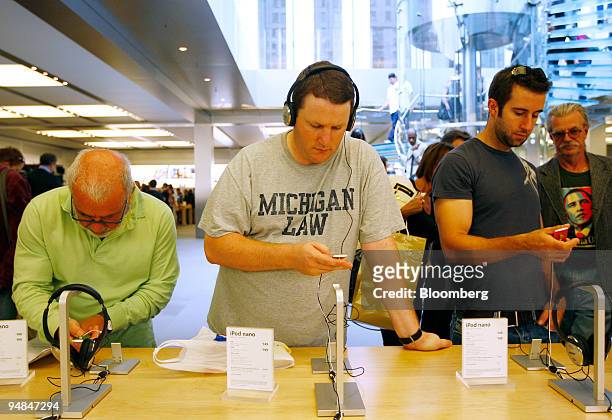 Kevin Henderson, center, tests out an iPod Nano at an Apple store in New York, U.S., on Friday, Sept. 12, 2008. This week, Apple Inc. Chief Executive...