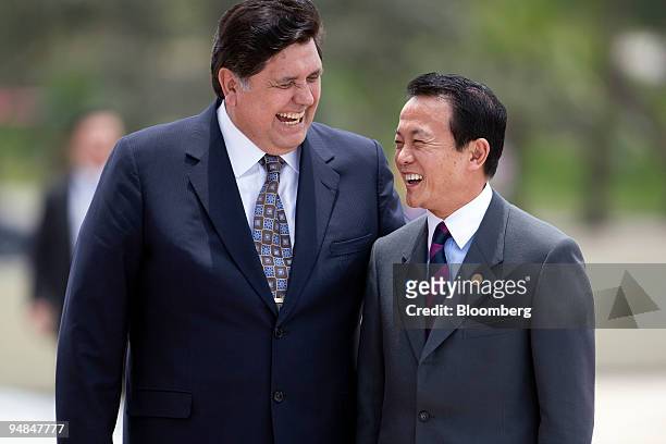 Taro Aso, Japan's prime minister, right, greets Alan Garcia, Peru?s president, at the Asia-Pacific Economic Cooperation meeting in Lima, Peru, on...