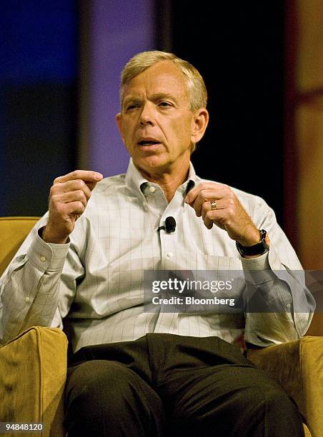 Lowell McAdam, president and chief executive officer of Verizon Wireless, speaks at the 2008 CTIA Wireless I.T. And Entertainment conference in San...