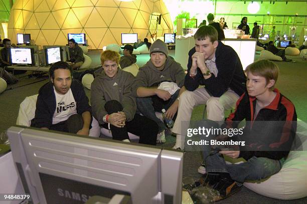 Gamers play Peter Jackson's King Kong on Microsoft Corp.'s new Xbox 360 video-game console at the Zero Hour event in Palmdale, California late...