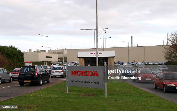 Workers enter and leave one of the entrances to the Honda car plant in Swindon, U.K., on Friday Nov. 21, 2008. Honda Motor Co., Japan's...