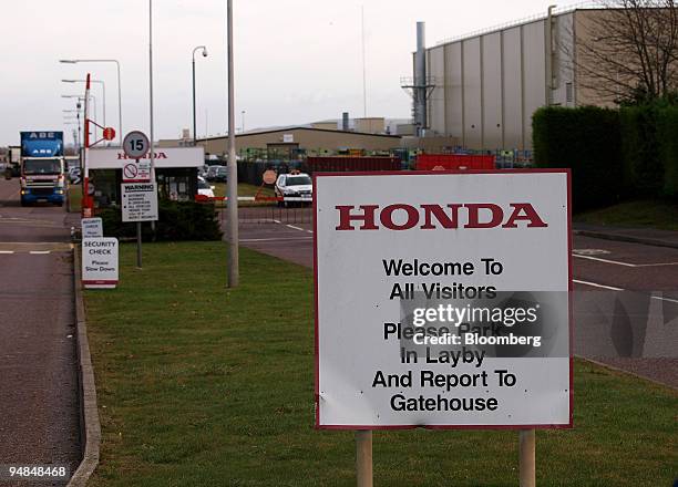 Cars enter and leave at one of the entrances to the Honda car plant in Swindon, U.K., on Friday, Nov. 21, 2008. Honda Motor Co., Japan's...