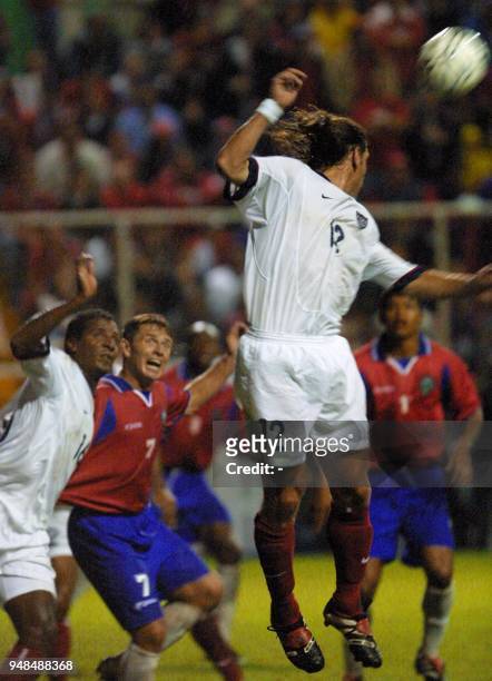 Jeffrey Agoos hits the ball during a soccer match 05 September 2001. El seleccionado estadounidense Jeffrey Agoos cabecea el balon, el 05 de...