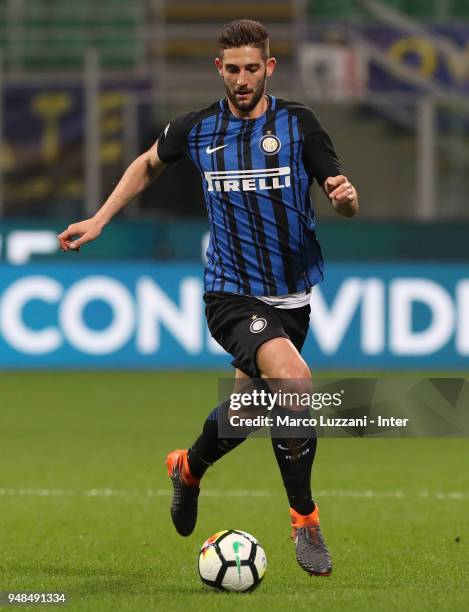 Roberto Gagliardini of FC Internazionale in action during the serie A match between FC Internazionale and Cagliari Calcio at Stadio Giuseppe Meazza...