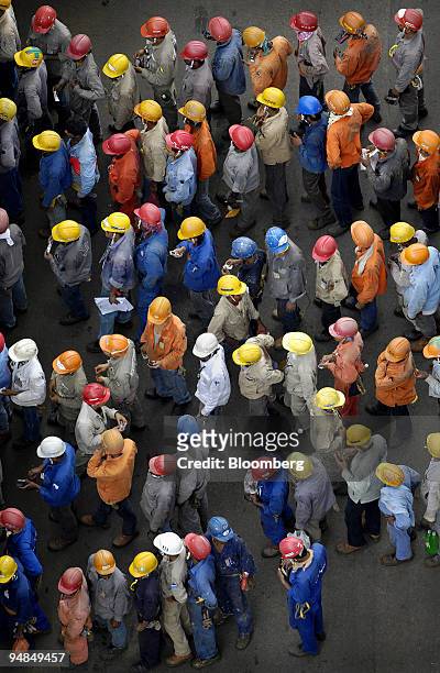 Keppel Corp. Employees wait to get refreshments during a break at company's FELS shipyard, in Singapore, on Tuesday, April 22, 2008. Keppel Corp.,...