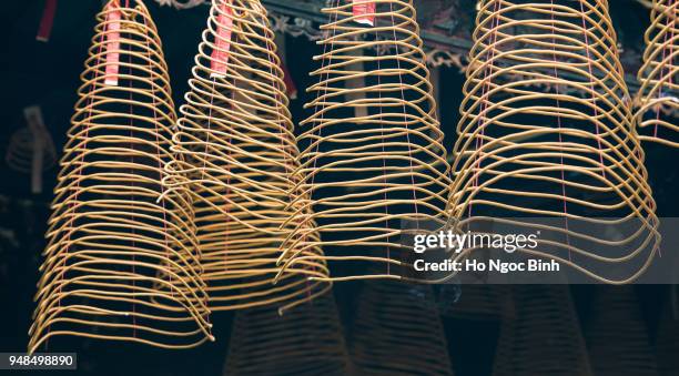 incense coils in historic tin hau temple, yau ma tei, kowloon, hong kong, china - incense coils 個照片及圖片檔