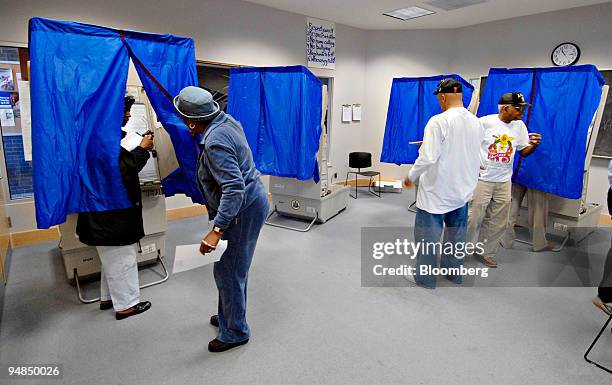 Voters cast their ballots in the Pennsylvania presidential primary in Philadelphia, Pennsylvania, U.S., on Tuesday, April 22, 2008. Democrats Barack...