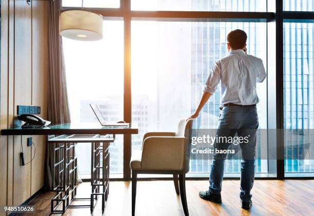 zakenman praten op mobiele telefoon in kantoor - office desk top view stockfoto's en -beelden