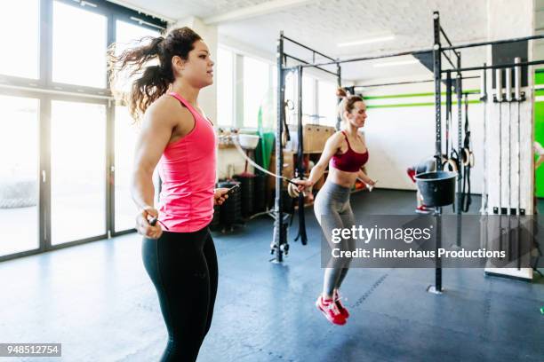group of gym goers using skipping ropes - seilspringen stock-fotos und bilder
