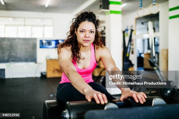 fitness expert using gym equipment - black woman crunch stock pictures, royalty-free photos & images