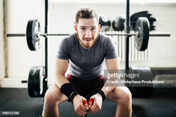 portrait of amateur weightlifter - lichaamsbouw stockfoto's en -beelden