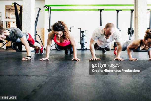 fitness enthusiasts doing pushups - opdrukken stockfoto's en -beelden