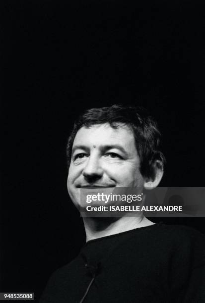 Portrait de l'humoriste Pierre Desproges dans son spectacle qui débutait le 12 janvier 1984 au Théatre Fontaine à Paris.