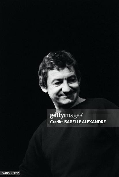 Portrait de l'humoriste Pierre Desproges dans son spectacle qui débutait le 12 janvier 1984 au Théatre Fontaine à Paris.