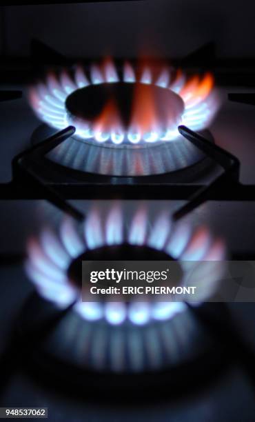 Vue datée du 29 mai 2007 à Paris de deux brûleurs d'une cuisinière à gaz en activité. Les tarifs du gaz naturel pour les particuliers vont augmenter...