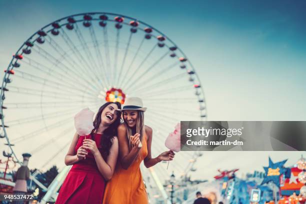 mujeres felices en el parque de atracciones - diversion fotografías e imágenes de stock