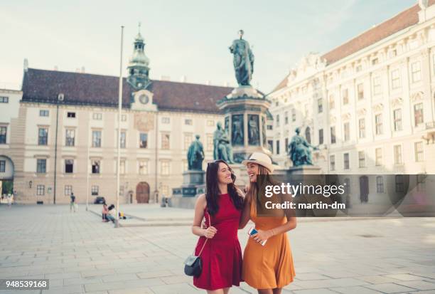 mooie vrouwen vienna verkennen tijdens de zomer - holiday trip european city stockfoto's en -beelden