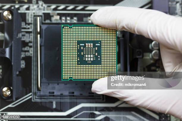 human hand to installing integrated circuit, cpu - cpu stockfoto's en -beelden