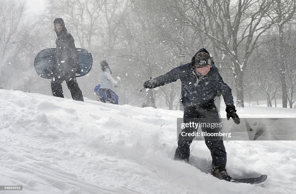Arnoud Verhaeghe snowboards down a hill at Fort Greene Park