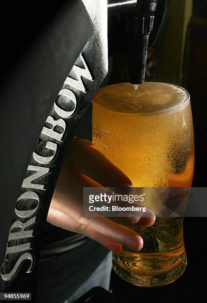 Barman pours a pint of Strongbow cider at a public house in Hornchurch, Essex, U.K., on Tuesday, Aug 26, 2008. Heineken NV, the biggest Dutch brewer,...