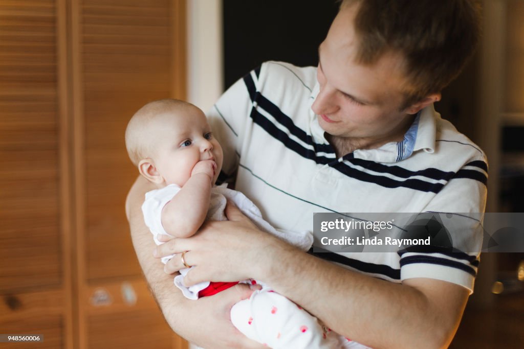 Vader houden hun schattige baby dochter