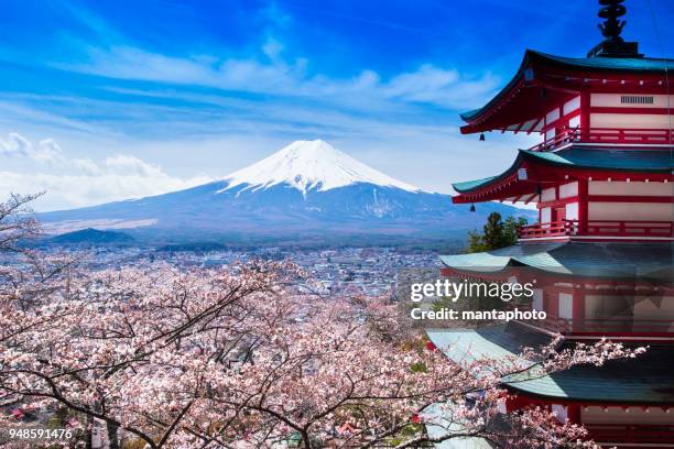 富士吉田市慰霊記念碑として知られている 5 塔、chureito 塔は、1958 年に建てられました。 - 富士山 ストックフォトと画像