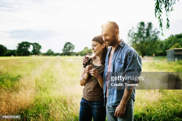 午後太陽屋外のカップルを受け入れる - couple farm ストックフォトと画像